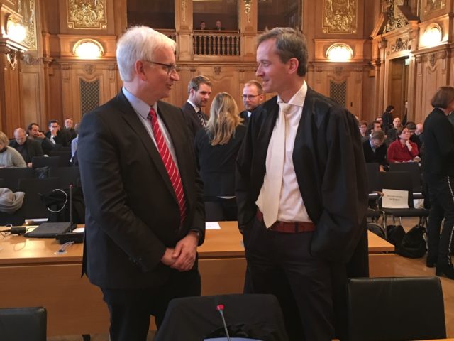 „Dieses Urteil ist eine verdiente Ohrfeige... " hier DUH-Geschäftsführer Resch (links). mit DUH-Anwalt Prof. Klinger vor Gericht ...